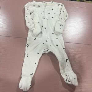 Kate Quinn Cream and Black Starry Footie